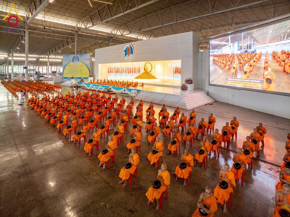 ภาพ No.256787:วันที่ 5 ตุลาคม พ.ศ. 2568 พิธีตักบาตร ข้าวสารอาหารแห้ง ณ บ้านแก้วเรือนทองคุณยายฯ สภาธรรมกายสากล วัดพระธรรมกาย