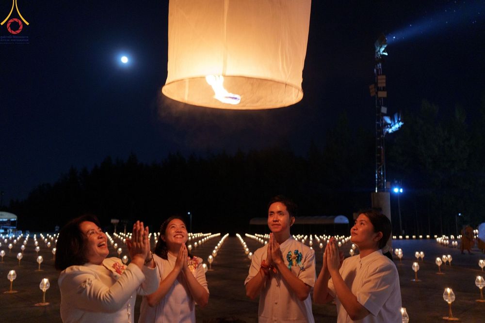 ภาพ No.175964:พิธีจุดประทีปโคมลาน, โคมลอยและลอยกระทง ถวายประทีปเป็นพุทธบูชา สร้างความสว่างไสวให้กับแผ่นดินด้วยแสงธรรม วันที่ 15 พฤศจิกายน พ.ศ. 2567 ณ พุทธอุทยานนานาชาติ อ.โพนพิสัย จ.หนองคาย