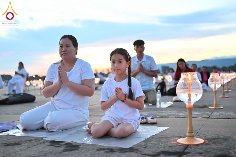 ภาพ No.250466:วันอังคารที่ 7 ตุลาคม พ.ศ. 2568 พิธีจุดประทีปบูชาพระรัตนตรัย ณ ลานธรรมปทุมรัตน์ธรรมเจดีย์ พุทธอุทยานนานาชาติ อ.โพนพิสัย จ.หนองคาย