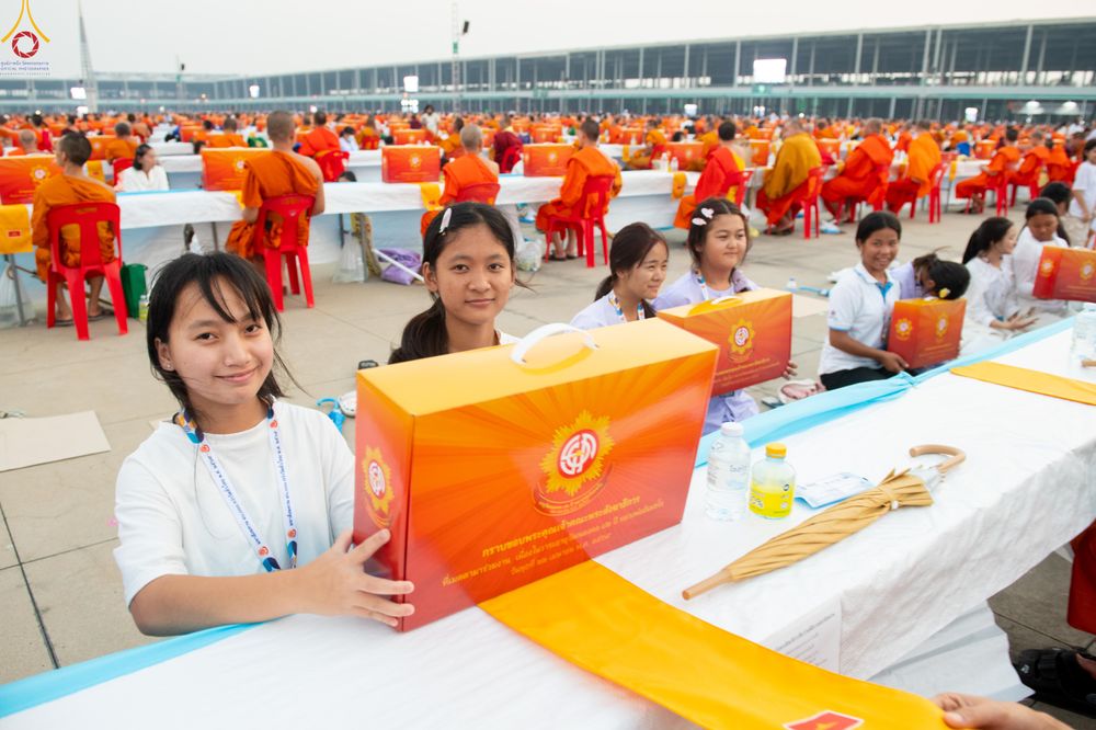 ภาพ No.324744:วันที่ 22 เมษายน พ.ศ.2569 (วันคุ้มครองโลก) บรรยากาศสาธุชน ในงานถวายมหาสังฆทาน 40,000 กว่าวัดทั่วประเทศ ณ ลานธรรม วัดพระธรรมกาย