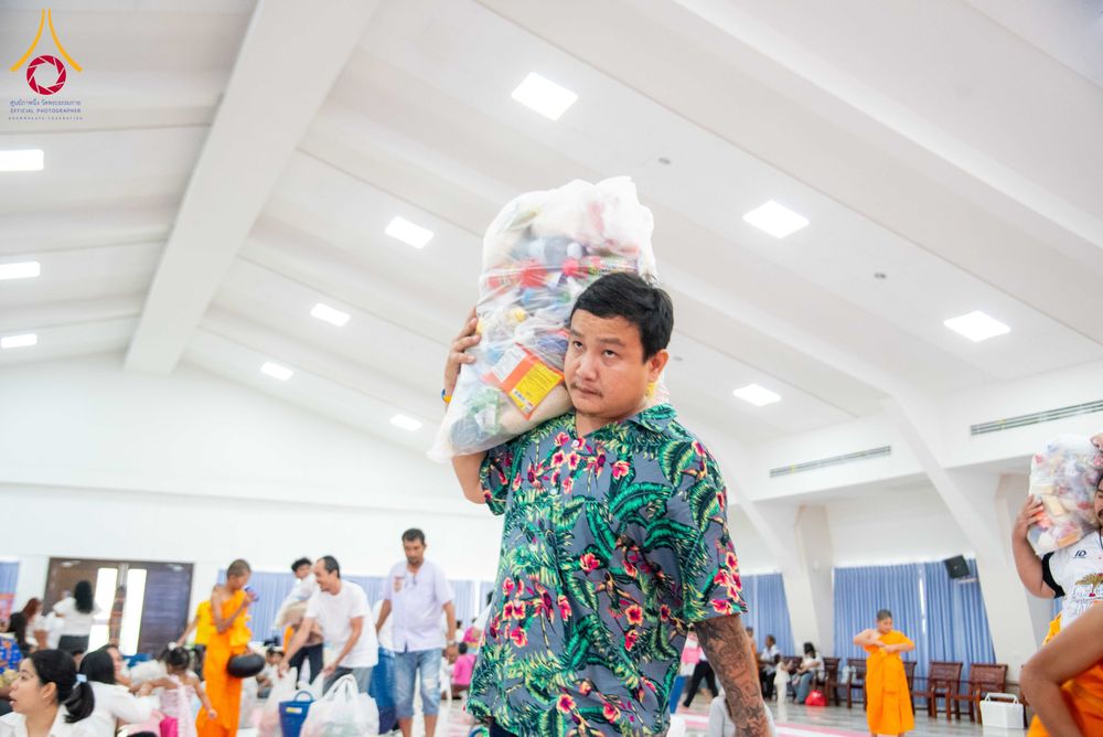 ภาพ No.321903:วันที่ 12 เมษายน พ.ศ.2569 ตักบาตรสงกรานต์ฉลองสามเณรใหม่  ณ ศูนย์ปฏิบัติธรรมระยอง(บ้านช่องลม)