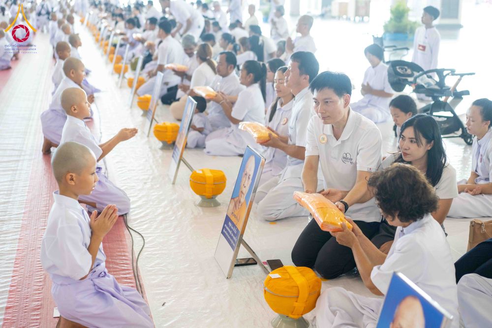 ภาพ No.319478:วันเสาร์ที่ 4 เมษายน พ.ศ.2569 พิธีขอขมา มอบผ้าไตร และถวายบาตรแด่นาคธรรมทายาท ในโครงการบรรพชาสามเณรฟื้นฟูพระพุทธศาสนาทั่วไทย โครงการหน่อแก้วเปรียญธรรม รุ่นที่ 14 โครงการสามเณรยุวธรรมทายาท รุ่นที่ 34 โครงการสามเณรมัชฌิมธรรมทายาท รุ่นที่ 30 ณ สภาธรรมกายสากล