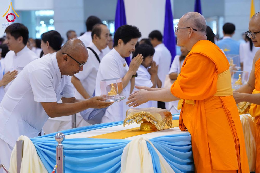 ภาพ No.338091:วันอาทิตย์ต้นเดือน 5 กรกฎาคม พ.ศ.2569 สัมมนาพิเศษ พิธีมอบพระของขวัญ ณ ห้องแก้วสารพัด1 วัดพระธรรมกาย