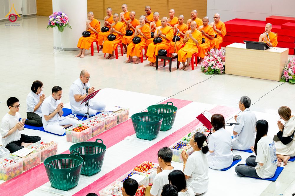 ภาพ No.322864:วันเสาร์ที่ 18 เมษายน พ.ศ. 2569 ตักบาตรฉลองพระใหม่ โครงการอุปสมบทหมู่ธรรมทายาท ระดับอุดมศึกษา รุ่นที่ 53 ภาคฤดูร้อน  ณ ฟ้องปฏิบัติธรรม ชั้นลอย 1/2 มหารัตนวิหารคด คอร์ 13 วัดพระธรรมกาย