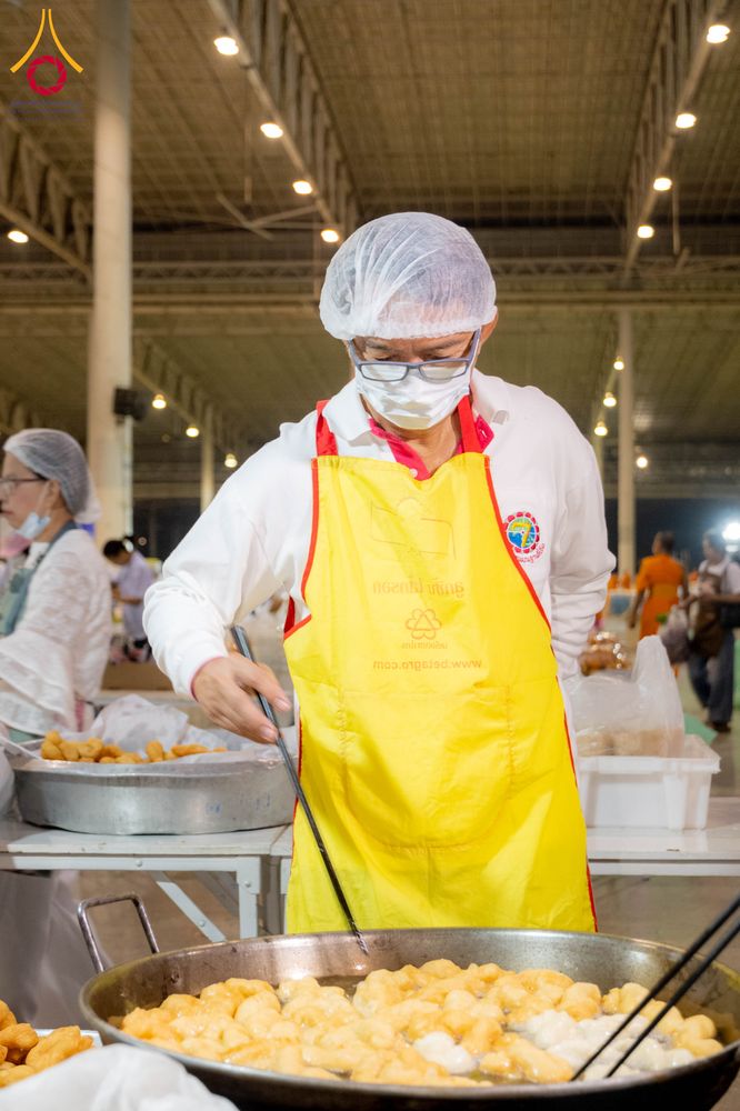 ภาพ No.303444:วันที่ 27 มกราคม พ.ศ. 2569 พิธีถวายภัตตาหารเป็นสังฆทาน แด่พระธรรมยาตรา ณ วัดพระธรรมกาย  จังหวัดปทุมธานี ในโครงการธรรมยาตรา กตัญญูบูชา มหาปูชนียาจารย์ พระมงคลเทพมุนี(สด จนฺทสโร) พระผู้ปราบมาร อนุสรณ์สถาน 7 แห่ง ปีที่ 14