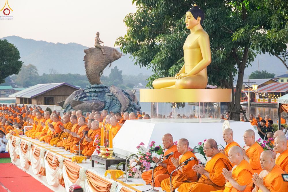 ภาพ No.282562:วันเสาร์ที่ 20 ธันวาคม พ.ศ.2568 พิธีตักบาตรพระ 10,000 รูป (ชุด 2) เนื่องในโอกาส 194 ปี จังหวัดกาญจนบุรี และอุทิศส่วนกุศลให้แด่บรรพชนทั้งหลาย บริเวณถนนสองแคว (Skywalk) เมืองกาญจนบุรี