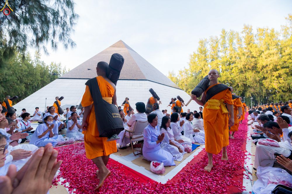 ภาพ No.287515:วันที่ 3 มกราคม พ.ศ. 2569 พิธีต้อนรับพระธรรมยาตรา ในโครงการธรรมยาตรา กตัญญูบูชา มหาปูชนียาจารย์ พระมงคลเทพมุนี(สด จนฺทสโร) พระผู้ปราบมาร อนุสรณ์สถาน 7 แห่ง ปีที่ 14 ณ อนุสรณ์สถานมหาวิหารพระมงคลเทพมุนี (โลตัสแลนด์) อ.สองพี่น้อง จ.สุพรรณบุรี