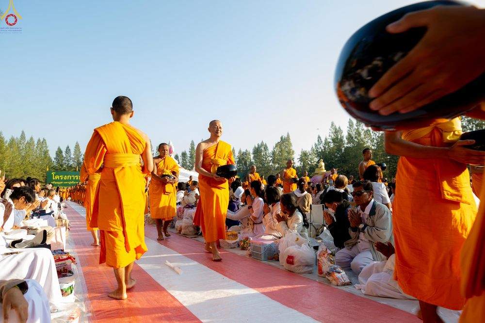 ภาพ No.292431:วันที่ 11 มกราคม พ.ศ. 2569 พิธีตักบาตรพระธรรมยาตรา ณ อนุสรณ์สถานคลองบางนางแท่น อ.สามพราน จ.นครปฐม ในโครงการธรรมยาตรา กตัญญูบูชา มหาปูชนียาจารย์ พระมงคลเทพมุนี(สด จนฺทสโร) พระผู้ปราบมาร อนุสรณ์สถาน 7 แห่ง ปีที่ 14