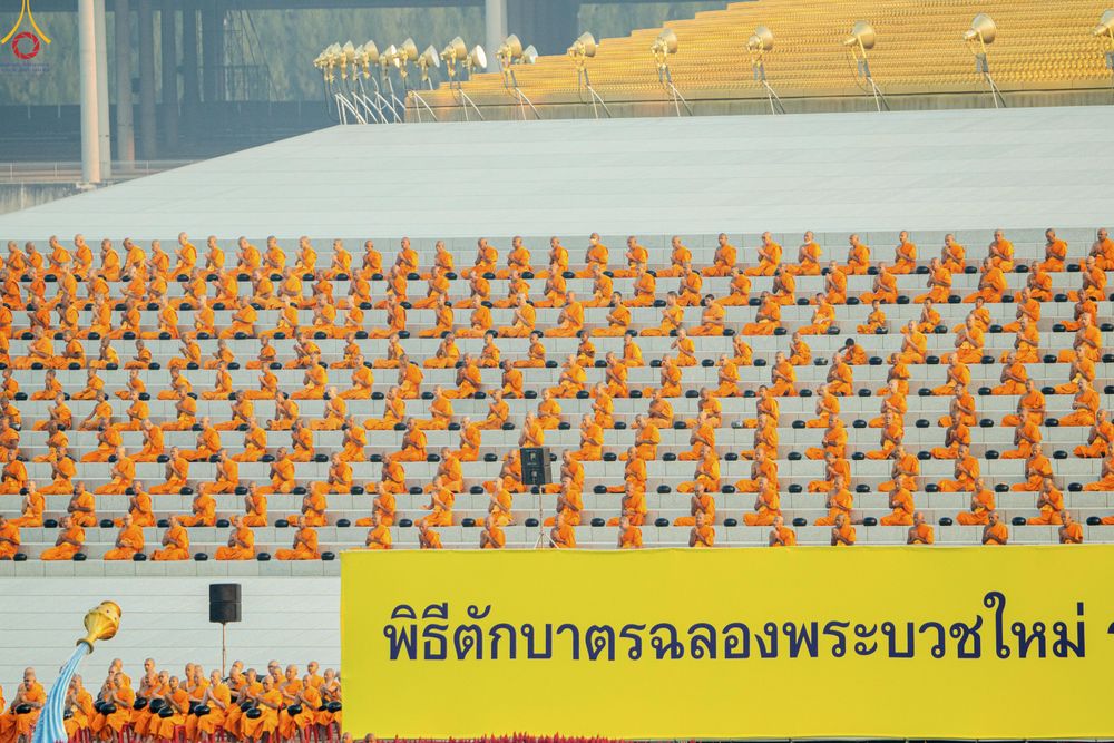 ภาพ No.279965:วันที่ 1 มกราคม พ.ศ.2569 พิธีตักบาตรในวันขึ้นปีใหม่ ณ ลานธรรม วัดพระธรรมกาย