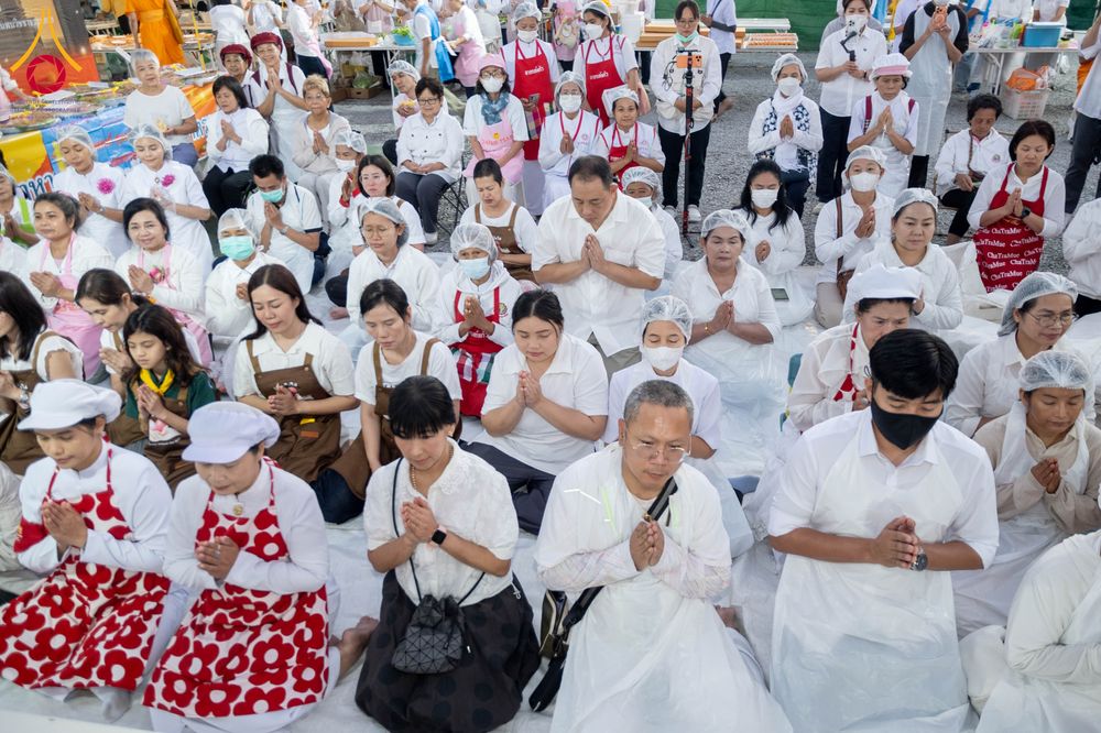 ภาพ No.301156:วันที่ 23 มกราคม พ.ศ. 2569 พิธีถวายภัตตาหารเป็นสังฆทาน แด่พระธรรมยาตรา ณ อนุสรณ์สถานบางปลา วัดบางปลา อำเภอบางเลน จังหวัดนครปฐม ในโครงการธรรมยาตรา กตัญญูบูชา มหาปูชนียาจารย์ พระมงคลเทพมุนี(สด จนฺทสโร) พระผู้ปราบมาร อนุสรณ์สถาน 7 แห่ง ปีที่ 14