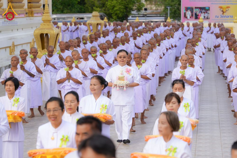 ภาพ No.278576:วันอาทิตย์ที่ 14 ธันวาคม พ.ศ.2568  พิธีเวียนประทักษิณ พิธีวันทาสีมาพระประธาน โครงการบวชบูชาธรรมมหาปูชนียาจารย์ ของศูนย์ปฏิบัติธรรมบุรีรัมย์ ณ วัดกลาง พระอารามหลวง จังหวัดบุรีรัมย์