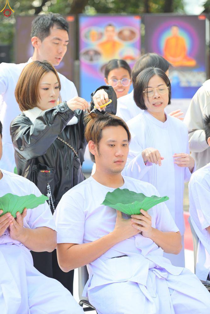 ภาพ No.280814:วันที่ 27 ธันวาคม พ.ศ. 2568  พิธีปลงผมนาคธรรมทายาท โครงการอุปสมบทหมู่บูชาธรรม 81 ปี หลวงพ่อธัมมชโย  ณ สมาคมพุทธ เขตตงช้ง ฮ่องกง