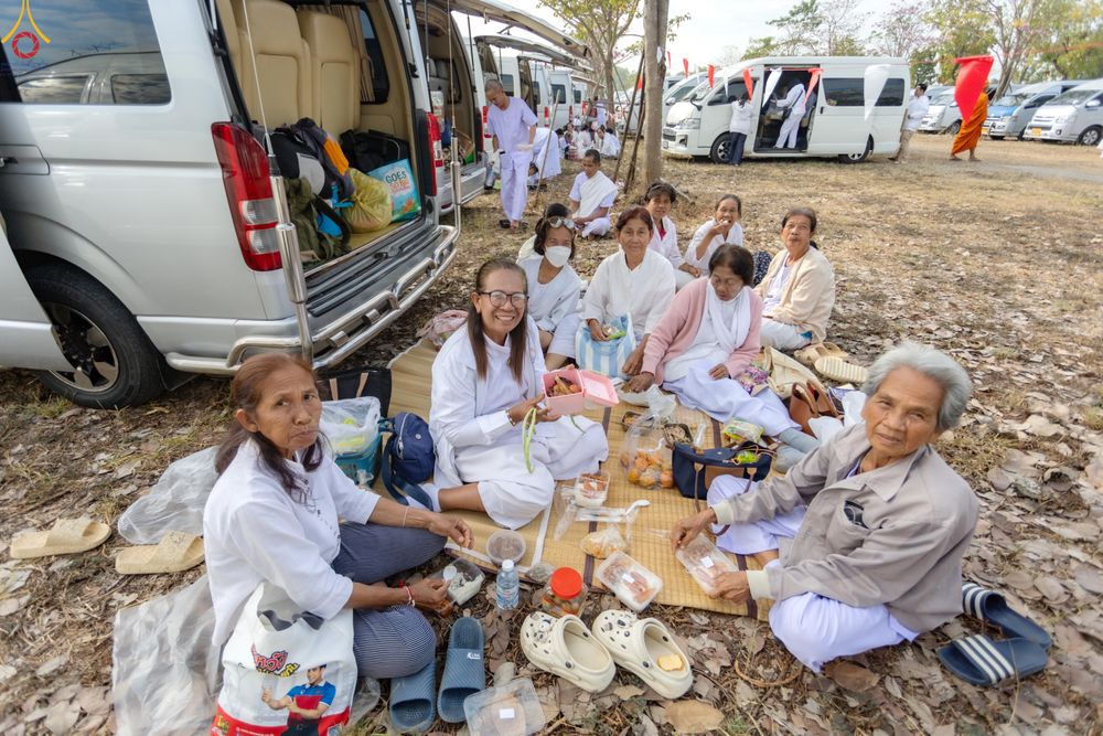 ภาพ No.302753:วันที่ 24 มกราคม พ.ศ. 2569 พิธีตักบาตรพระธรรมยาตรา(ภาพชุดที่ 2) ณ อนุสรณ์สถานลำดับที่ 5 สถานที่เผยแผ่วิชชาธรรมกายครั้งแรก อนุสรณ์สถานบางปลา วัดบางปลา อำเภอบางเลน จังหวัดนครปฐม ในโครงการธรรมยาตรา กตัญญูบูชา มหาปูชนียาจารย์ พระมงคลเทพมุนี(สด จนฺทสโร) พระผู