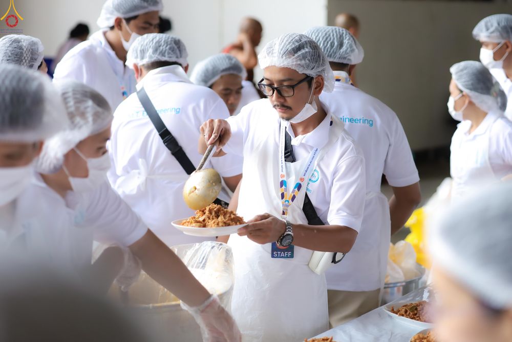 ภาพ No.325771:วันที่ 22 เมษายน พ.ศ.2569(วันคุ้มครองโลก) งานถวายมหาสังฆทาน 40,000 กว่าวัดทั่วประเทศ เจ้าหน้าที่ สาธุชน ร่วมใจจัดเตรียมภัตตาหารเพล (ชุด 2)