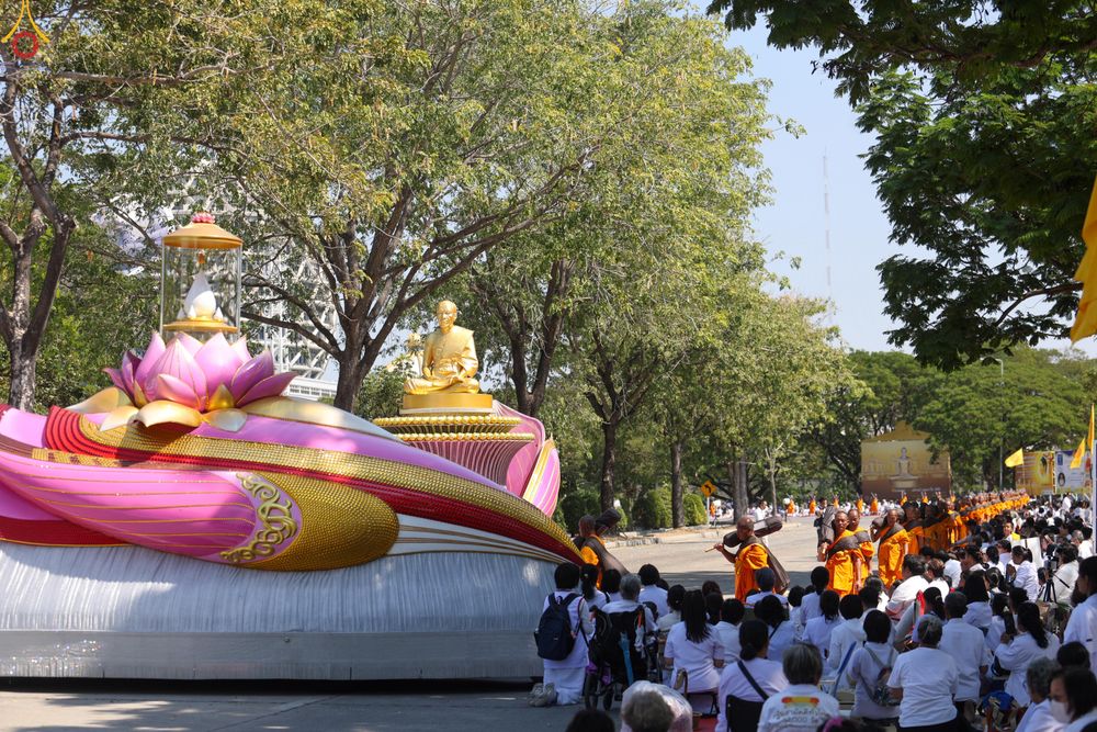 ภาพ No.304731:วันที่ 25 มกราคม พ.ศ. 2569 พิธีต้อนรับพระธรรมยาตรา (ภาพชุดที่ 2) รร.สามัคคีราษฏร์บำรุง-วัดพระธรรมกาย ในโครงการธรรมยาตรา กตัญญูบูชา มหาปูชนียาจารย์ พระมงคลเทพมุนี(สด จนฺทสโร) พระผู้ปราบมาร อนุสรณ์สถาน 7 แห่ง ปีที่ 14