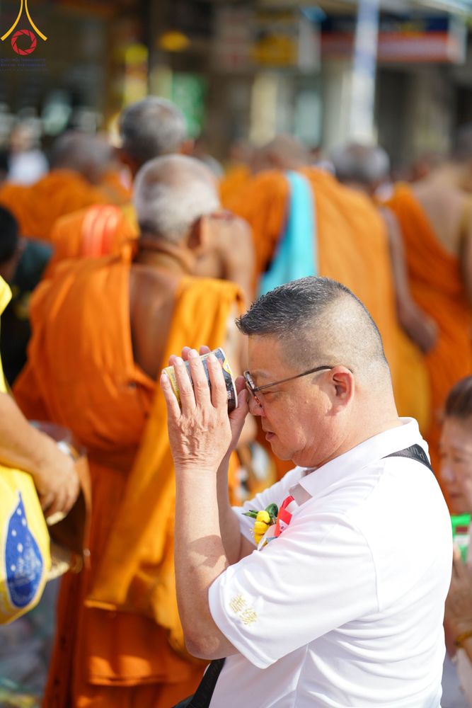 ภาพ No.343204:วันอาทิตย์ที่ 16 สิงหาคม พ.ศ.2569 พิธีตักบาตรพระ 10,000 รูป นานาชาติ ปีที่ 23 คณะสงฆ์ 4 ประเทศ 14 จังหวัดภาคใต้ น้อมถวายเป็นพุทธบูชา ทำบุญเพื่อแม่- พ่อ ณ ถนนนิพัทธ์อุทิศ 3 อ.หาดใหญ่ จ.สงขลา