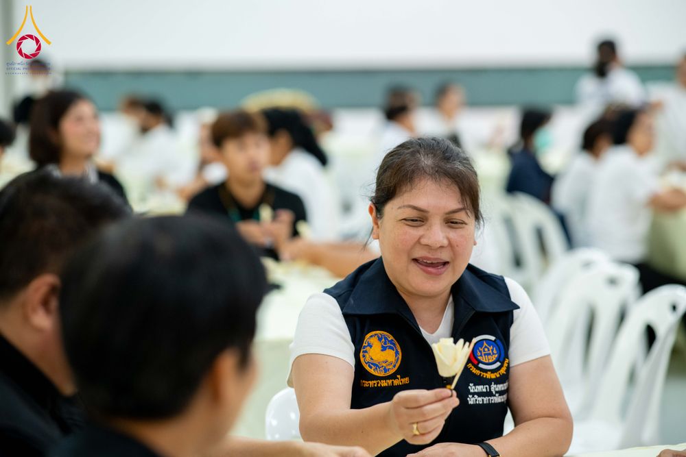 ภาพ No.327463:วันศุกร์ที่ 1 พฤษภาคม พ.ศ. 2569 รวมใจพสกนิกรชาวอำเภอคลองหลวง ประดิษฐ์ดอกไม้จันทน์ เพื่อใช้ในพิธีถวายดอกไม้จันทน์ในงานพระราชพิธีถวายพระเพลิงพระบรมศพ สมเด็จพระนางเจ้าสิริกิติ์ พระบรมราชินีนาถ พระบรมราชชนนีพันปีหลวง ณ วัดพระธรรมกาย