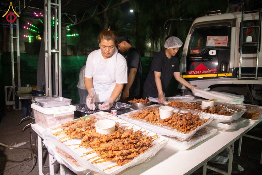 ภาพ No.287970:วันที่ 4 มกราคม พ.ศ. 2569 พิธีถวายภัตตาหารเป็นสังฆทาน แด่พระธรรมยาตรา ในโครงการธรรมยาตรา กตัญญูบูชา มหาปูชนียาจารย์ พระมงคลเทพมุนี(สด จนฺทสโร) พระผู้ปราบมาร อนุสรณ์สถาน 7 แห่ง ปีที่ 14 ณ อนุสรณ์สถานมหาวิหารพระมงคลเทพมุนี (โลตัสแลนด์) อ.สองพี่น้อง จ.สุพรร