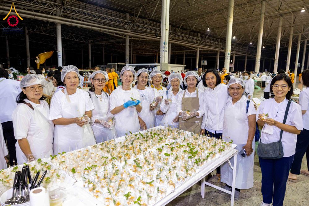 ภาพ No.303201:วันที่ 26 มกราคม พ.ศ. 2569 พิธีถวายภัตตาหารเป็นสังฆทาน แด่พระธรรมยาตรา ณ วัดพระธรรมกาย  จังหวัดปทุมธานี ในโครงการธรรมยาตรา กตัญญูบูชา มหาปูชนียาจารย์ พระมงคลเทพมุนี(สด จนฺทสโร) พระผู้ปราบมาร อนุสรณ์สถาน 7 แห่ง ปีที่ 14