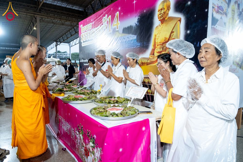 ภาพ No.303060:วันที่ 26 มกราคม พ.ศ. 2569 พิธีถวายภัตตาหารเป็นสังฆทาน แด่พระธรรมยาตรา ณ วัดพระธรรมกาย  จังหวัดปทุมธานี ในโครงการธรรมยาตรา กตัญญูบูชา มหาปูชนียาจารย์ พระมงคลเทพมุนี(สด จนฺทสโร) พระผู้ปราบมาร อนุสรณ์สถาน 7 แห่ง ปีที่ 14