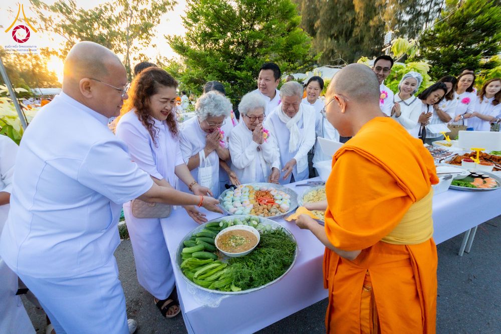 ภาพ No.288098:วันที่ 4 มกราคม พ.ศ. 2569 พิธีถวายภัตตาหารเป็นสังฆทาน แด่พระธรรมยาตรา ในโครงการธรรมยาตรา กตัญญูบูชา มหาปูชนียาจารย์ พระมงคลเทพมุนี(สด จนฺทสโร) พระผู้ปราบมาร อนุสรณ์สถาน 7 แห่ง ปีที่ 14 ณ อนุสรณ์สถานมหาวิหารพระมงคลเทพมุนี (โลตัสแลนด์) อ.สองพี่น้อง จ.สุพรร