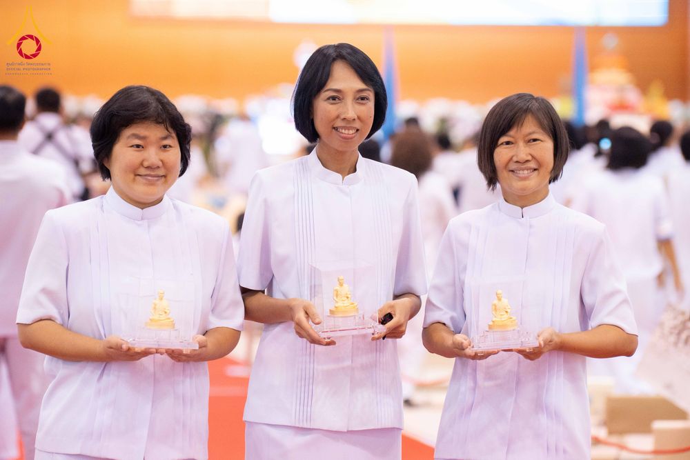 ภาพ No.338126:วันอาทิตย์ต้นเดือน 5 กรกฎาคม พ.ศ.2569 สัมมนาพิเศษ พิธีมอบพระของขวัญ ณ ห้องแก้วสารพัด1 วัดพระธรรมกาย