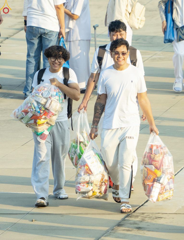 ภาพ No.279943:วันที่ 1 มกราคม พ.ศ.2569 พิธีตักบาตรในวันขึ้นปีใหม่ ณ ลานธรรม วัดพระธรรมกาย