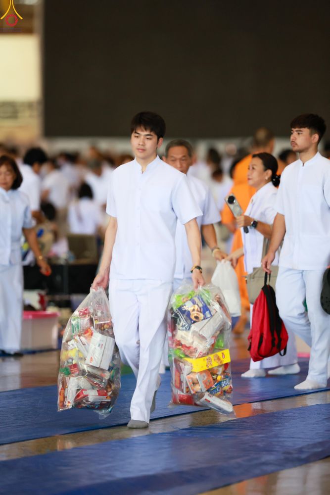 ภาพ No.337738:วันอาทิตย์ต้นเดือน 5 กรกฎาคม พ.ศ.2569 พิธีตักบาตรข้าวสารอาหารแห้ง  ณ บ้านแก้วเรือนทองคุณยายฯ วัดพระธรรมกาย