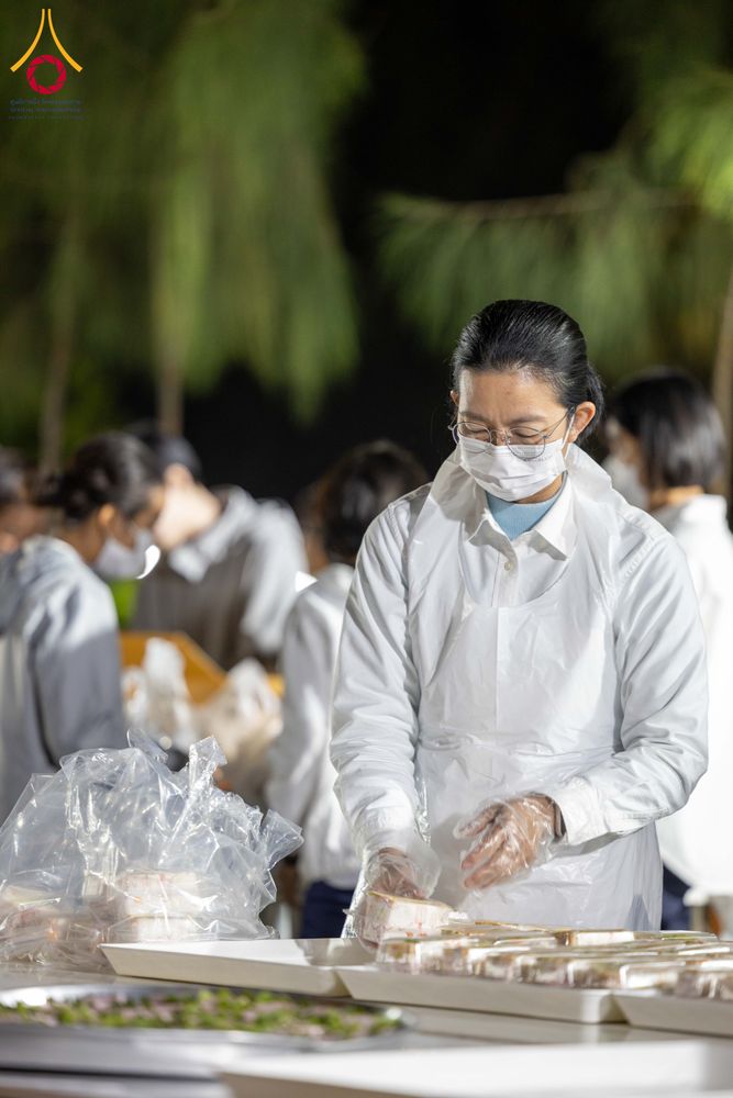 ภาพ No.293420:วันที่ 13 มกราคม พ.ศ. 2569 พิธีถวายภัตตาหารเป็นสังฆทาน แด่พระธรรมยาตรา ณ อนุสรณ์สถานมหาวิหารพระมงคลเทพมุนี (โลตัสแลนด์) อ.สองพี่น้อง จ.สุพรรณบุรี ในโครงการธรรมยาตรา กตัญญูบูชา มหาปูชนียาจารย์ พระมงคลเทพมุนี(สด จนฺทสโร) พระผู้ปราบมาร อนุสรณ์สถาน 7 แห่ง ปี