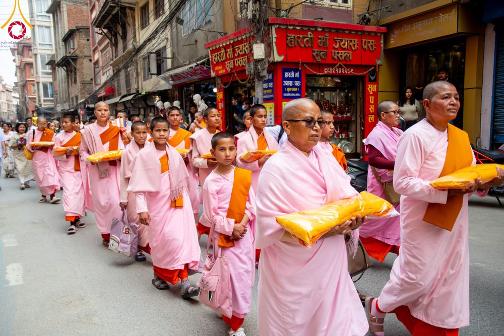 ภาพ No.313555:วันพฤหัสบดีที่ 12 มีนาคม พ.ศ. 2569 ขบวนแห่นาคธรรมทายาทในโครงการบรรพชาสามเณร 500 รูป  จาก นาคบาฮาล (Nagbahal) สู่จัตุรัสปาทัน (Patan Durbar Square) ประเทศเนปาล