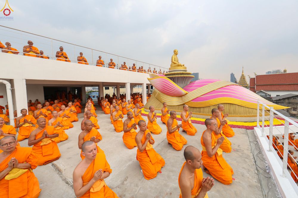 ภาพ No.300027:วันที่ 22 มกราคม พ.ศ.2569 พระธรรมยาตราปฏิบัติธรรม และถ่ายภาพหมู่ประวัติศาสตร์ ณ อาคารธรรมยาตรา กตัญญูบูชามหาปูชนียาจารย์  ตรงข้ามวัดปากน้ำภาษีเจริญ จ.กรุงเทพมหานคร ในโครงการธรรมยาตรา กตัญญูบูชา มหาปูชนียาจารย์ พระมงคลเทพมุนี(สด จนฺทสโร) พระผู้ปราบมาร อนุ