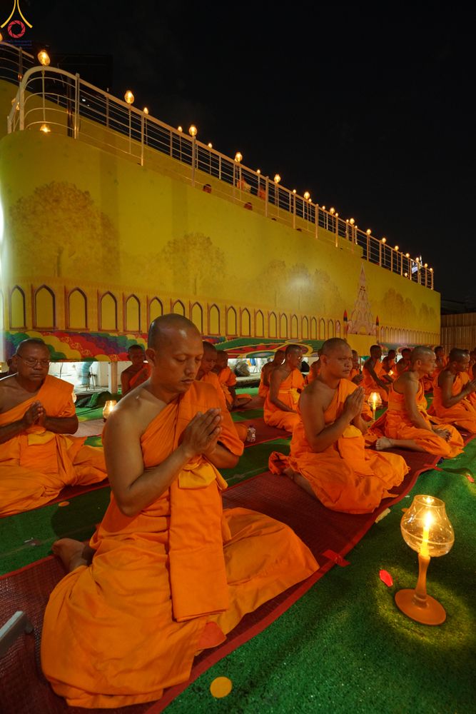 ภาพ No.302950:วันที่ 24 มกราคม พ.ศ. 2569 พิธีจุดประทีปธรรมถวายเป็นพุทธบูชา  และบูชาธรรมมหาปูชนียาจารย์  ณ อาคารธรรมยาตรา กตัญญูบูชามหาปูชนียาจารย์  ตรงข้ามวัดปากน้ำภาษีเจริญ จ.กรุงเทพมหานคร ในโครงการธรรมยาตรา กตัญญูบูชา มหาปูชนียาจารย์ พระมงคลเทพมุนี(สด จนฺทสโร) พระผู