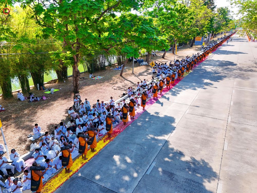 ภาพ No.304787:วันที่ 25 มกราคม พ.ศ. 2569 พิธีต้อนรับพระธรรมยาตรา (ภาพชุดที่ 2) รร.สามัคคีราษฏร์บำรุง-วัดพระธรรมกาย ในโครงการธรรมยาตรา กตัญญูบูชา มหาปูชนียาจารย์ พระมงคลเทพมุนี(สด จนฺทสโร) พระผู้ปราบมาร อนุสรณ์สถาน 7 แห่ง ปีที่ 14