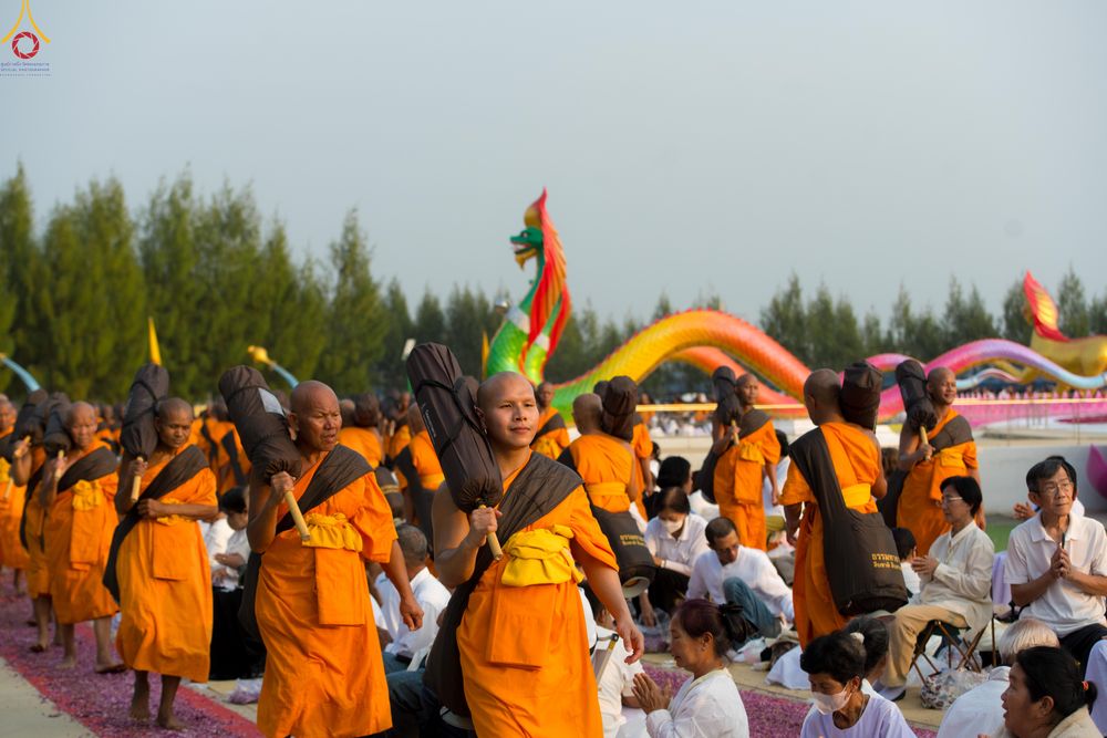 ภาพ No.299553:วันที่ 18 มกราคม พ.ศ. 2569 พิธีต้อนรับพระธรรมยาตรา (ภาพชุดที่ 2) ณ อนุสรณ์สถานลำดับที่ 5  สถานที่เผยแผ่วิชชาธรรมกายครั้งแรก อนุสรณ์สถานบางปลา วัดบางปลา อำเภอบางเลน จังหวัดนครปฐม ในโครงการธรรมยาตรา กตัญญูบูชา มหาปูชนียาจารย์ พระมงคลเทพมุนี(สด จนฺทสโร) พระ