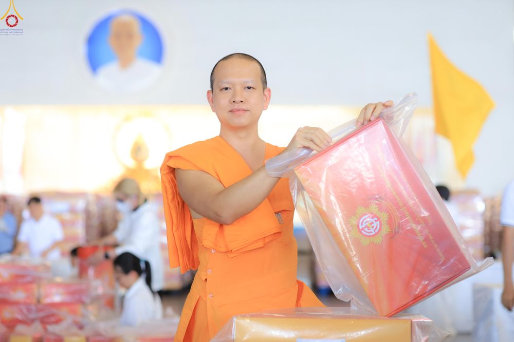 ภาพ No.322017:วันที่ 12 -13 เมษายน พ.ศ.2569 การเตรียมกล่องไทยธรรม + การขนย้ายเก้าอี้ เพื่องานถวายมหาสังฆทาน 40,000 กว่าวัดทั่วประเทศ วันคุ้มครองโลก 22 เมษายน พ.ศ.2569 วัดพระธรรมกาย