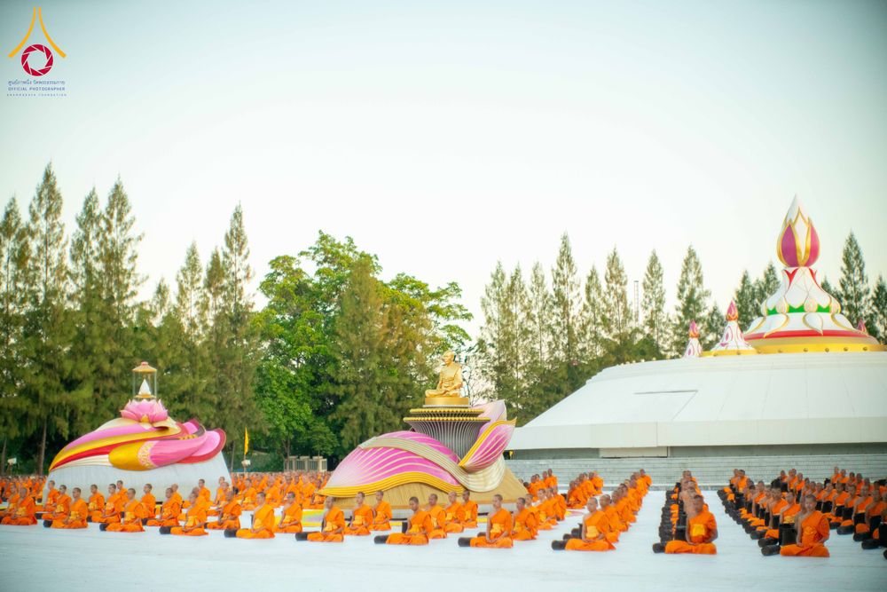 ภาพ No.290628:วันที่ 8 มกราคม พ.ศ. 2569 พระธรรมยาตราปฏิบัติธรรม และถ่ายภาพหมู่ประวัติศาสตร์ ในโครงการธรรมยาตรา กตัญญูบูชามหาปูชนียาจารย์ พระมงคลเทพมุนี(สด จนฺทสโร) พระผู้ปราบมาร อนุสรณ์สถาน 7 แห่ง ปีที่ 14 ณ อนุสรณ์สถานคลองบางนางแท่น อ.สามพราน จ.นครปฐม