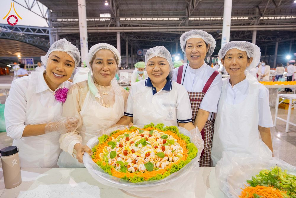 ภาพ No.303514:วันที่ 27 มกราคม พ.ศ. 2569 พิธีถวายภัตตาหารเป็นสังฆทาน แด่พระธรรมยาตรา ณ วัดพระธรรมกาย  จังหวัดปทุมธานี ในโครงการธรรมยาตรา กตัญญูบูชา มหาปูชนียาจารย์ พระมงคลเทพมุนี(สด จนฺทสโร) พระผู้ปราบมาร อนุสรณ์สถาน 7 แห่ง ปีที่ 14