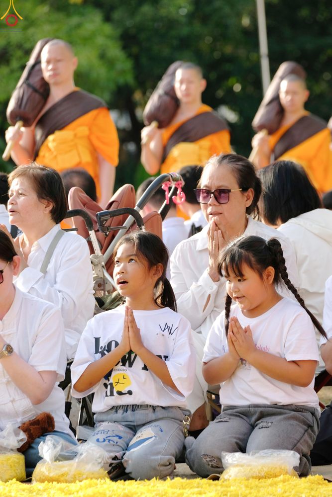 ภาพ No.287834:วันที่ 3 มกราคม พ.ศ. 2569 พิธีต้อนรับพระธรรมยาตรา ครั้งที่ 2 (ภาพชุดที่ 2) ในโครงการธรรมยาตรา กตัญญูบูชา มหาปูชนียาจารย์ พระมงคลเทพมุนี(สด จนฺทสโร) พระผู้ปราบมาร อนุสรณ์สถาน 7 แห่ง ปีที่ 14 ณ อนุสรณ์สถานมหาวิหารพระมงคลเทพมุนี (โลตัสแลนด์) อ.สองพี่น้อง จ.