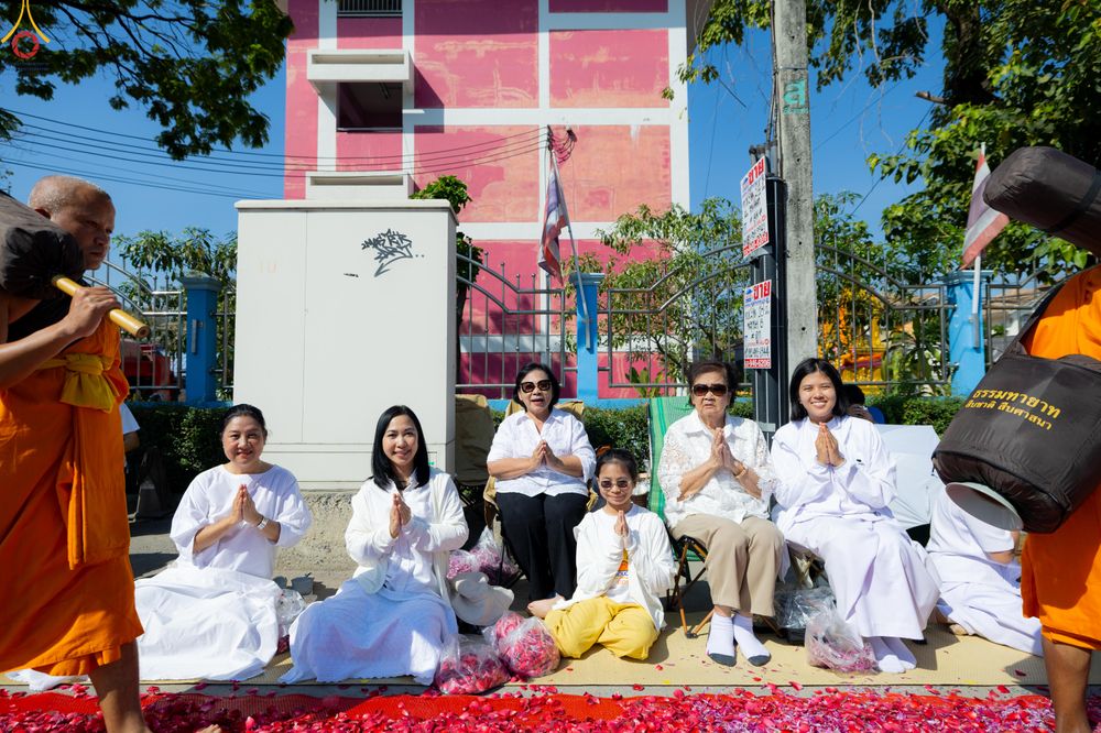 ภาพ No.303989:วันที่ 25 มกราคม พ.ศ. 2569 พิธีต้อนรับพระธรรมยาตรา  รร.สามัคคีราษฏร์บำรุง-วัดพระธรรมกาย ในโครงการธรรมยาตรา กตัญญูบูชา มหาปูชนียาจารย์ พระมงคลเทพมุนี(สด จนฺทสโร) พระผู้ปราบมาร อนุสรณ์สถาน 7 แห่ง ปีที่ 14