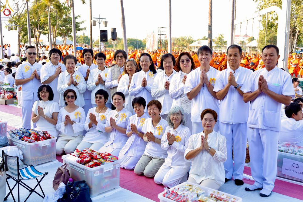 ภาพ No.282758:วันเสาร์ที่ 20 ธันวาคม พ.ศ.2568 พิธีตักบาตรพระ 10,000 รูป (ชุด 2) เนื่องในโอกาส 194 ปี จังหวัดกาญจนบุรี และอุทิศส่วนกุศลให้แด่บรรพชนทั้งหลาย บริเวณถนนสองแคว (Skywalk) เมืองกาญจนบุรี