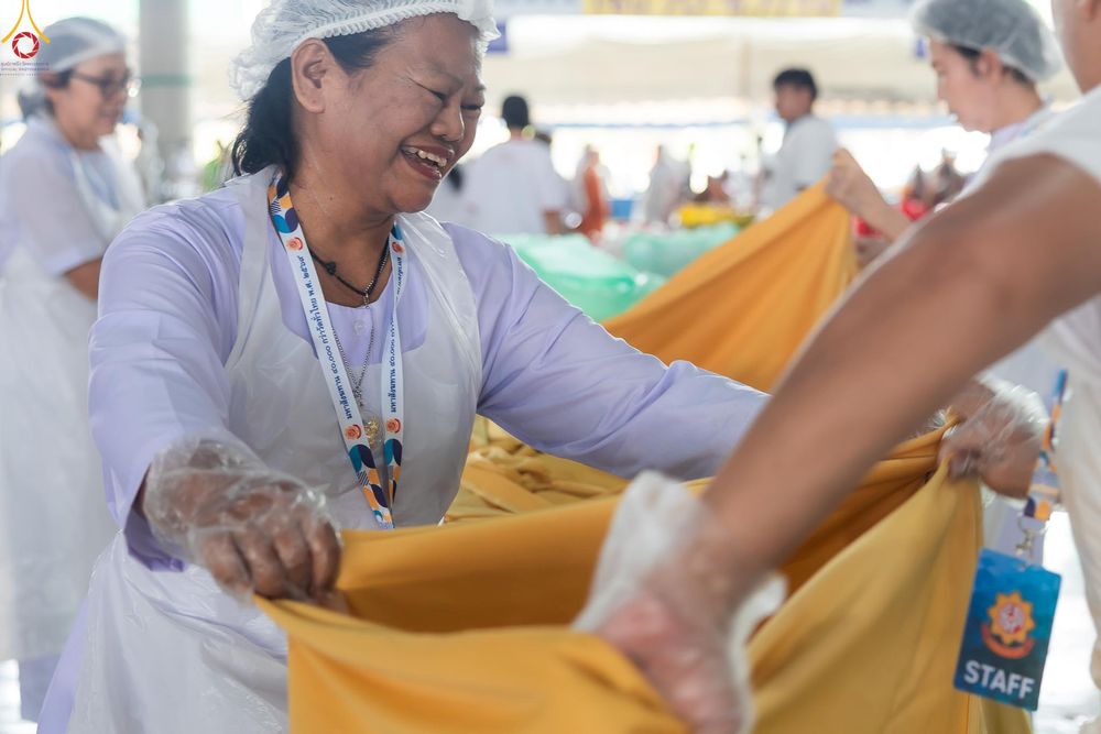 ภาพ No.325915:วันที่ 22 เมษายน พ.ศ.2569(วันคุ้มครองโลก) งานถวายมหาสังฆทาน 40,000 กว่าวัดทั่วประเทศ เจ้าหน้าที่ สาธุชน ร่วมใจจัดเตรียมภัตตาหารเพล (ชุด 2)