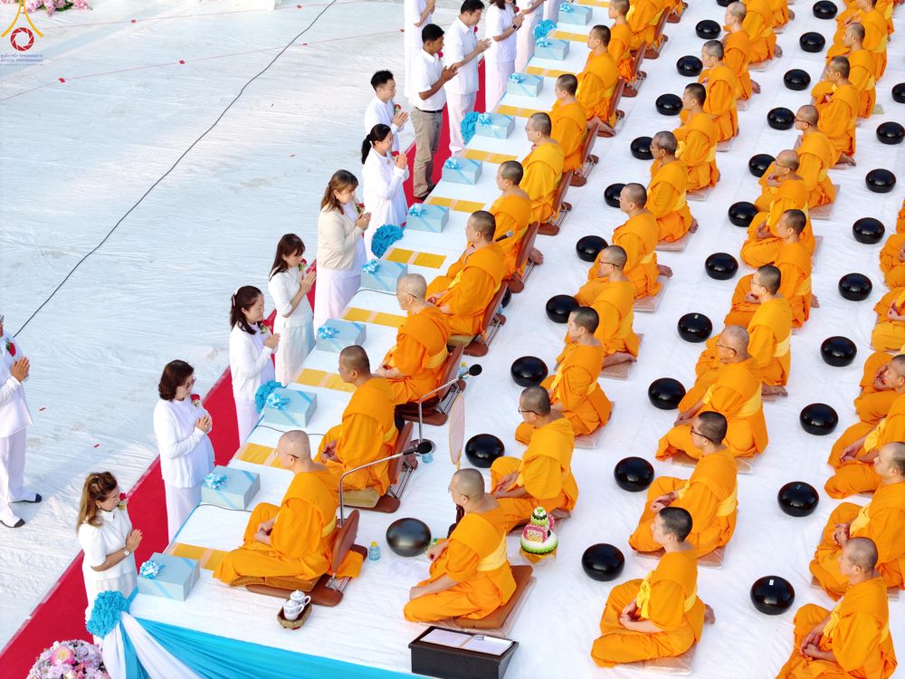 ภาพ No.292379:วันที่ 11 มกราคม พ.ศ. 2569 พิธีตักบาตรพระธรรมยาตรา ณ อนุสรณ์สถานคลองบางนางแท่น อ.สามพราน จ.นครปฐม ในโครงการธรรมยาตรา กตัญญูบูชา มหาปูชนียาจารย์ พระมงคลเทพมุนี(สด จนฺทสโร) พระผู้ปราบมาร อนุสรณ์สถาน 7 แห่ง ปีที่ 14
