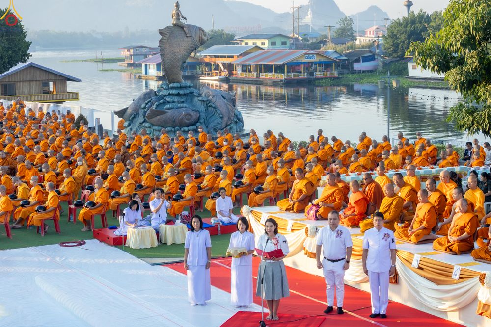 ภาพ No.282617:วันเสาร์ที่ 20 ธันวาคม พ.ศ.2568 พิธีตักบาตรพระ 10,000 รูป (ชุด 2) เนื่องในโอกาส 194 ปี จังหวัดกาญจนบุรี และอุทิศส่วนกุศลให้แด่บรรพชนทั้งหลาย บริเวณถนนสองแคว (Skywalk) เมืองกาญจนบุรี