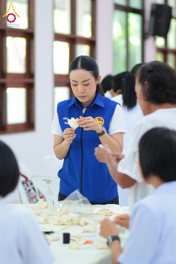 ภาพ No.327460:วันศุกร์ที่ 1 พฤษภาคม พ.ศ. 2569 รวมใจพสกนิกรชาวอำเภอคลองหลวง ประดิษฐ์ดอกไม้จันทน์ เพื่อใช้ในพิธีถวายดอกไม้จันทน์ในงานพระราชพิธีถวายพระเพลิงพระบรมศพ สมเด็จพระนางเจ้าสิริกิติ์ พระบรมราชินีนาถ พระบรมราชชนนีพันปีหลวง ณ วัดพระธรรมกาย