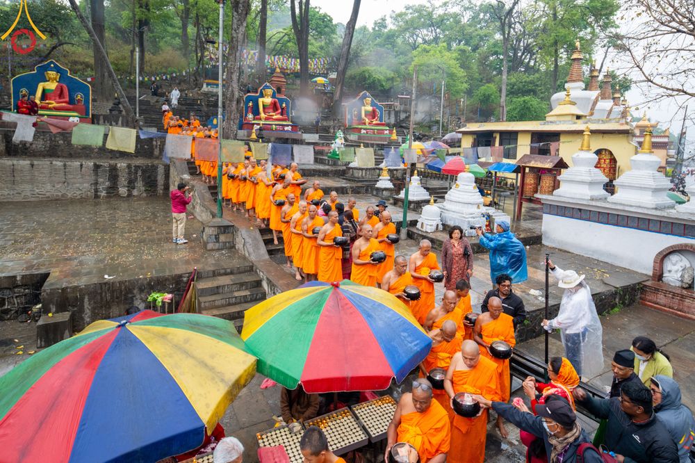 ภาพ No.317143:วันจันทร์ที่ 30 มีนาคม พ.ศ.2569 จาริกบิณฑบาตสยมภูนาทสู่พระราชวังหนุมานโดกา ประเทศเนปาล