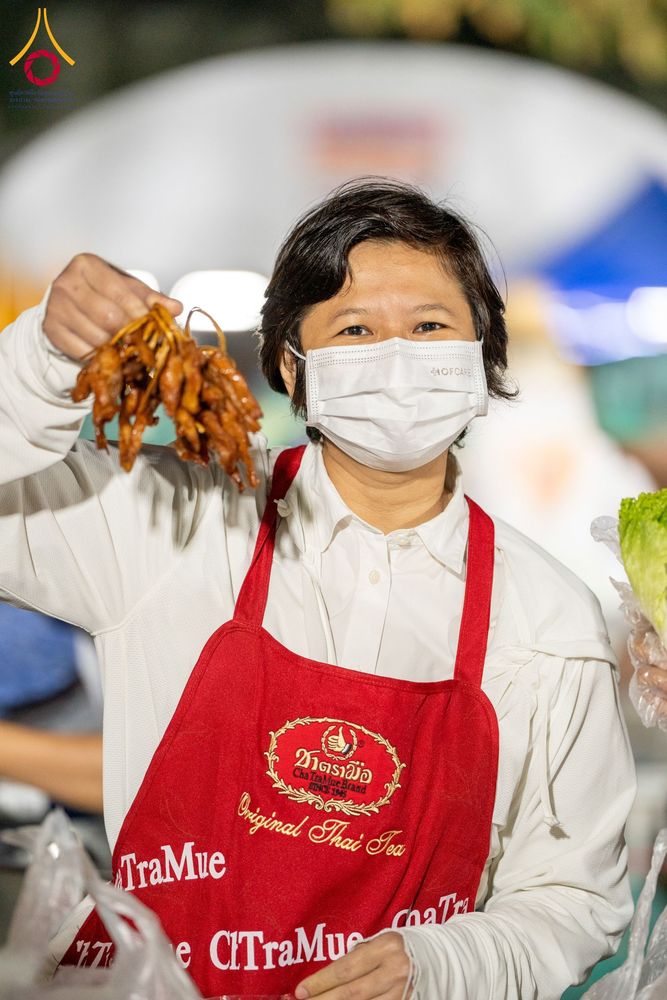ภาพ No.193683:สาธุชนถวายภัตตาหารเป็นสังฆทาน แด่พระธรรมยาตรา ณ อนุสรณ์สถานมหาวิหารพระมงคลเทพมุนี (โลตัสแลนด์) อ.สองพี่น้อง จ.สุพรรณบุรี ในโครงการธรรมยาตรา กตัญญูบูชา มหาปูชนียาจารย์ พระมงคลเทพมุนี(สด จนฺทสโร) พระผู้ปราบมาร ปีที่ 13 วันที่ 12 มกราคม พ.ศ.2568