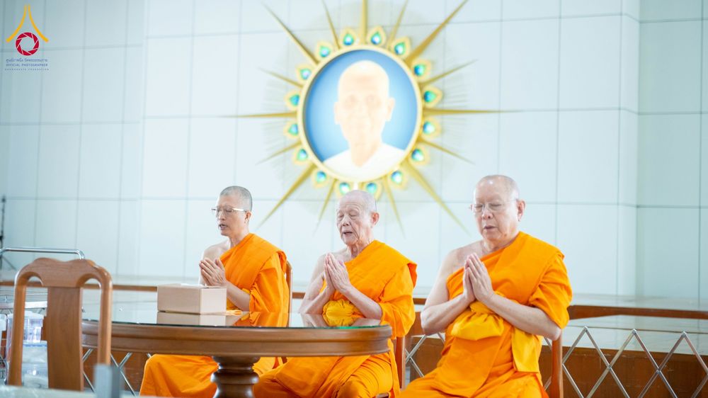 ภาพ No.268271:วันที่ 8 พฤศจิกายน พ.ศ. 2568 พิธีถวายภัตตาหารเมนูสวรรค์ เพื่อการบรรลุธรรม ณ หอฉันคุณยายอาจารย์ฯ วัดพระธรรมกาย