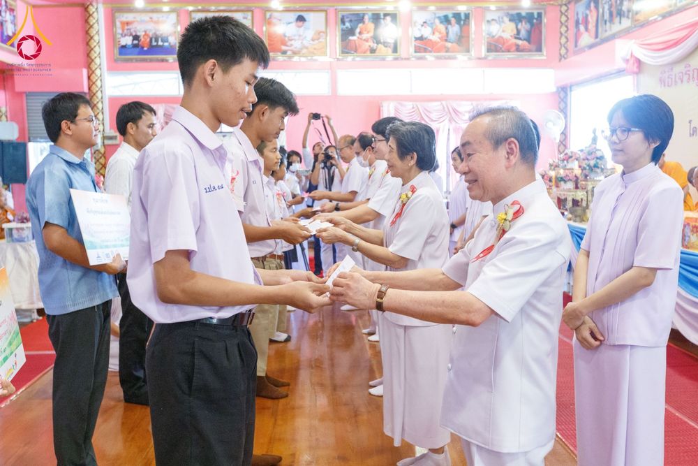 ภาพ No.197321:พิธีเจริญพระพุทธมนต์ ปฏิบัติธรรม มอบทุนการศึกษา ถวายสังฆทาน 108 วัด เพื่อถวายเป็นพุทธบูชา และขับเคลื่อนโครงการหมู่บ้านรักษาศีล 5 โดยคณะสงฆ์จังหวัดนนทบุรี คณะศิษยานุศิษย์วัดพระธรรมกาย โครงการธรรมยาตรา ปีที่ 13 ณ วัดตะเคียน อ.บางกรวย จ.นนทบุรี