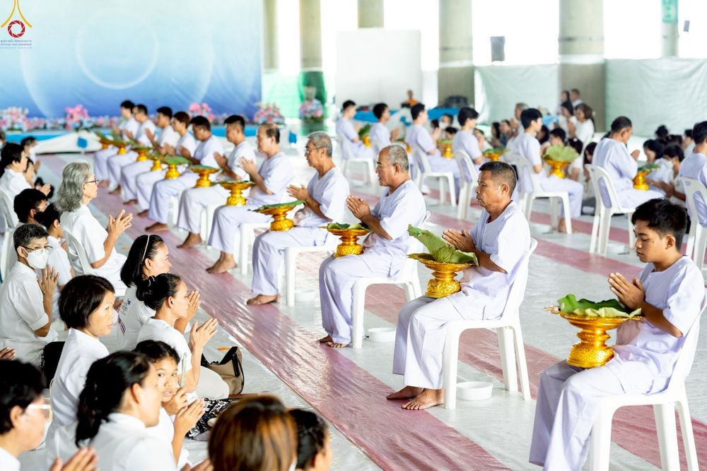 ภาพ No.248565:วันที่ 28 กันยายน พ.ศ. 2568 พิธีตัดปอยผม และปลงผม โครงการอุปสมบทบูชาธรรม 141 ปี พระมงคลเทพมุนี ณ วิหารคด วัดพระธรรมกาย