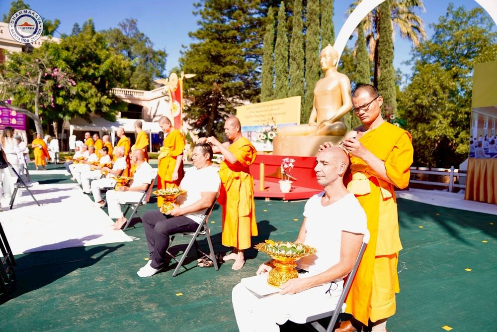 ภาพ No.252202:วันที่ 4-5 ตุลาคม พ.ศ. 2568  วัดพระธรรมกายแคลิฟอร์เนีย ประเทศสหรัฐอเมริกา ได้จัดพิธีตัดปอยผม โดยคณะสงฆ์ ญาติ ๆ และสาธุชน ให้กับนาคธรรมทายาท 8 ท่าน และได้จัดพิธีบรรพชา-อุปสมบท ฉลองพิธีทอดกฐินบรมจักรพรรดิ สร้างอุโบสถ 82 ปี บูชาธรรมหลวงพ่อธัมมชโย